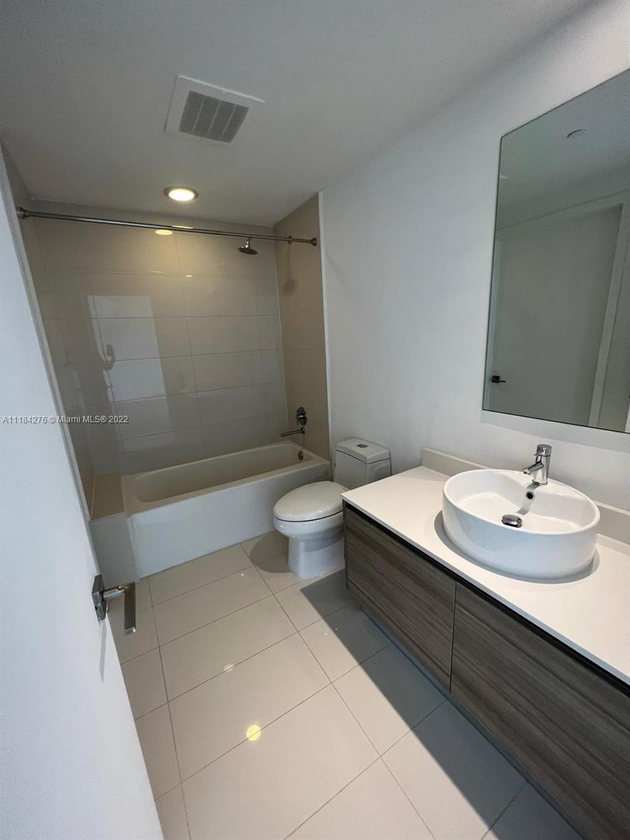 121 NE 34th St # 2014