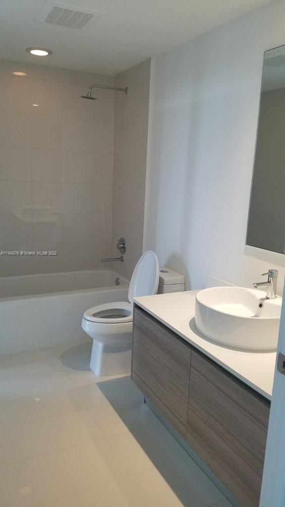 121 NE 34th St # 2014
