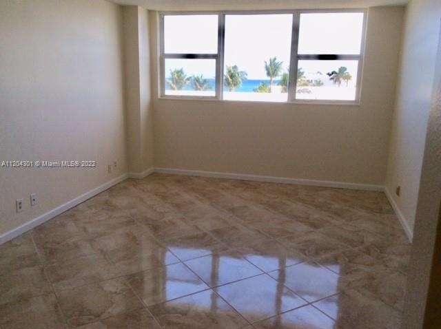 1237 Hillsboro Mile # 306