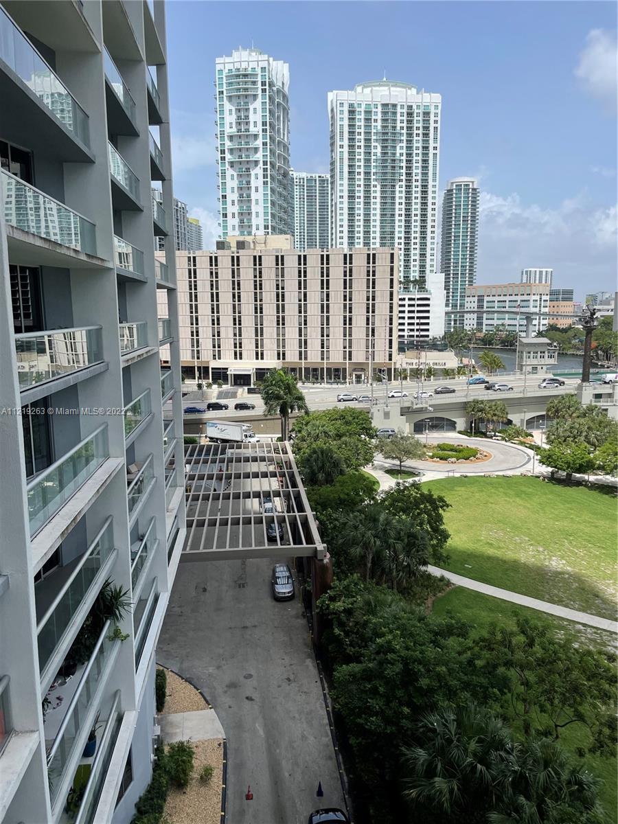 465 BRICKELL AV # 806