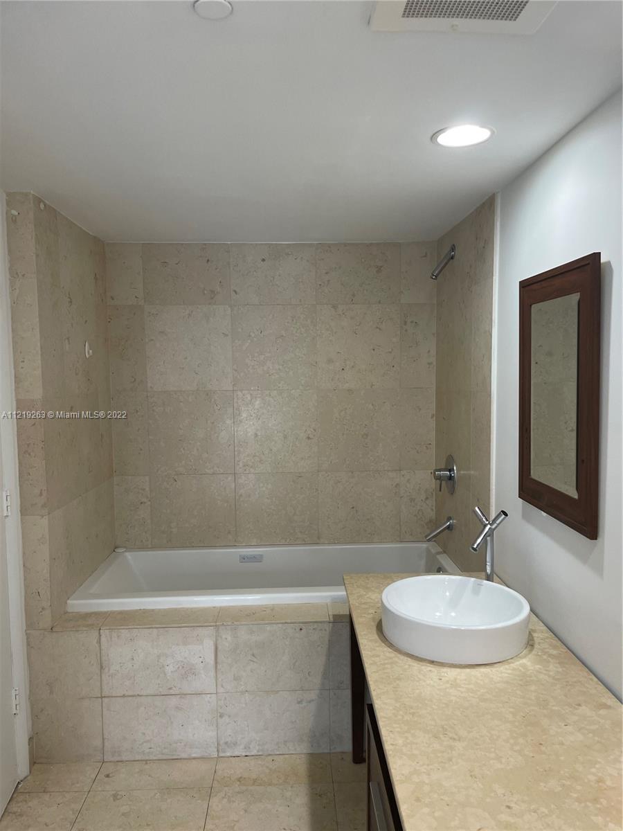 465 BRICKELL AV # 806