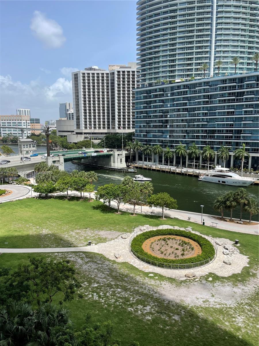 465 BRICKELL AV # 806