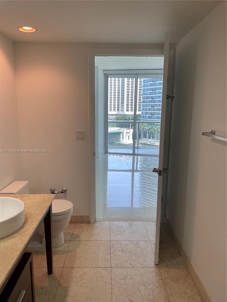 465 BRICKELL AV # 806