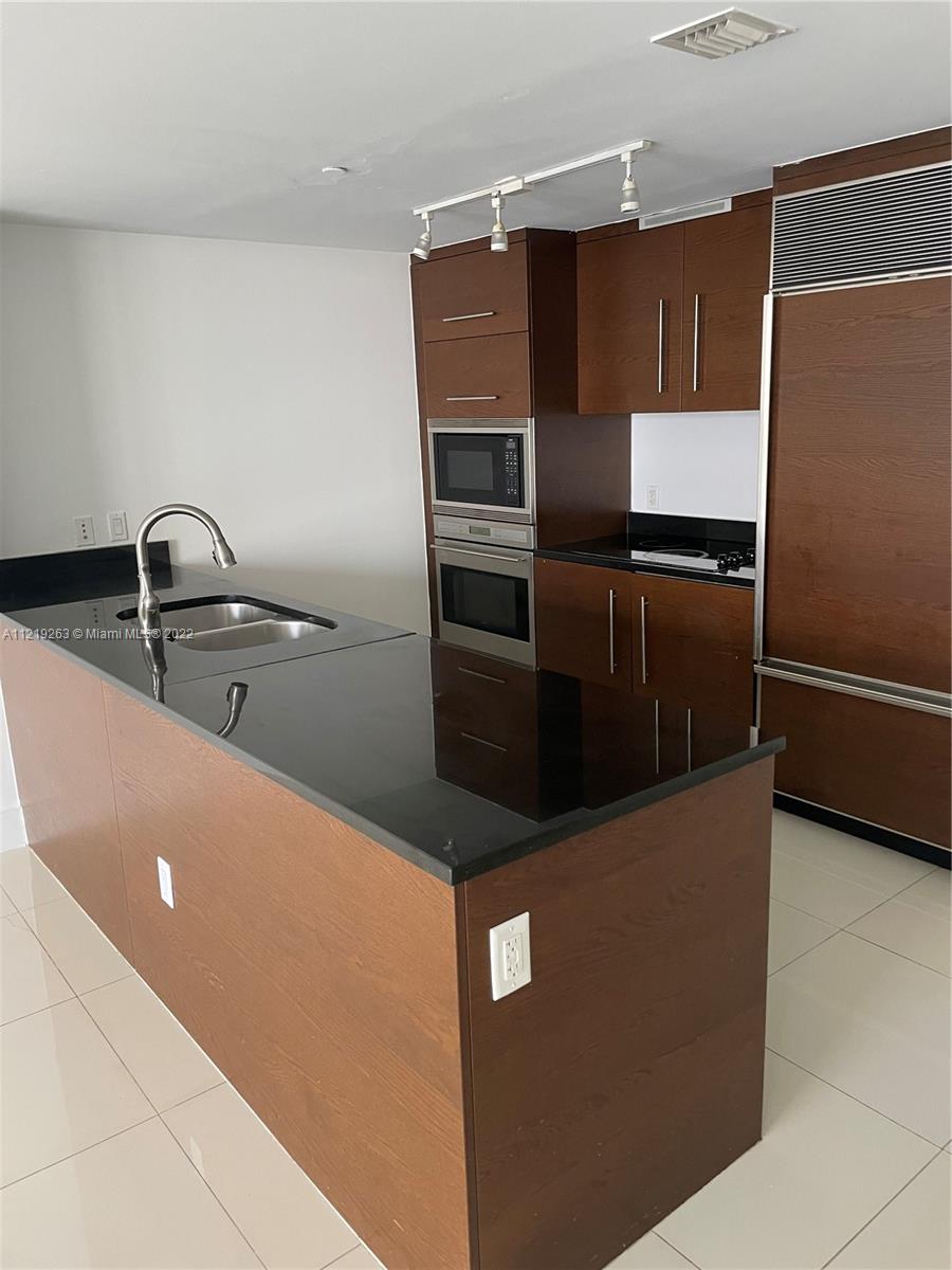 465 BRICKELL AV # 806