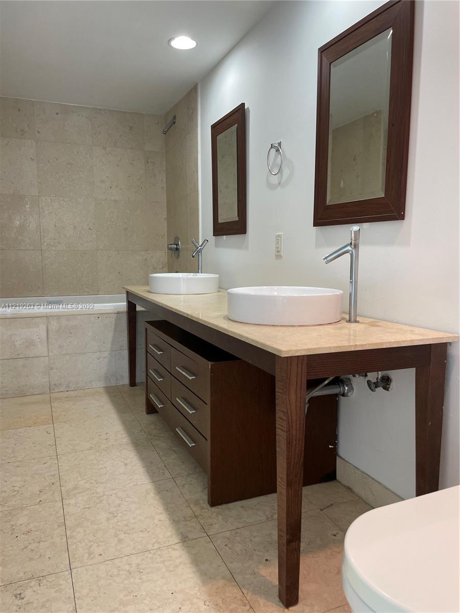 465 BRICKELL AV # 806