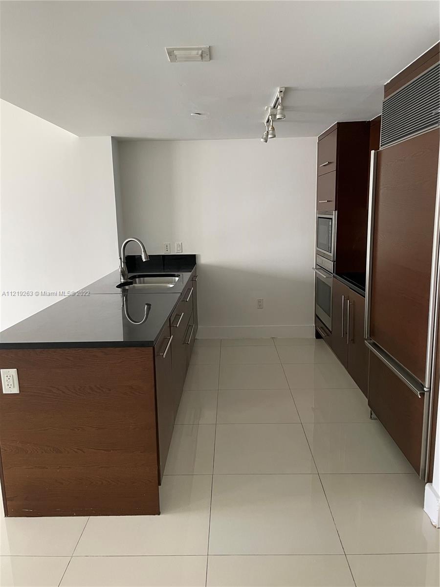 465 BRICKELL AV # 806