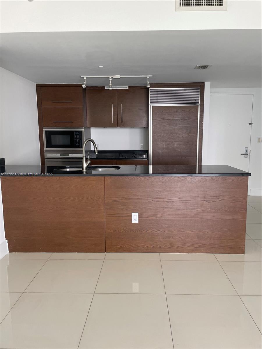 465 BRICKELL AV # 806