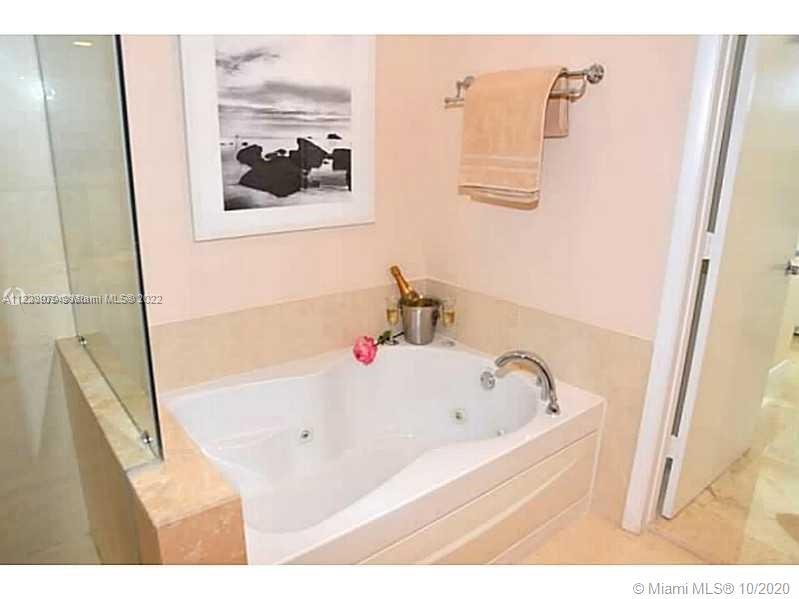 50 Biscayne Blvd # 3208