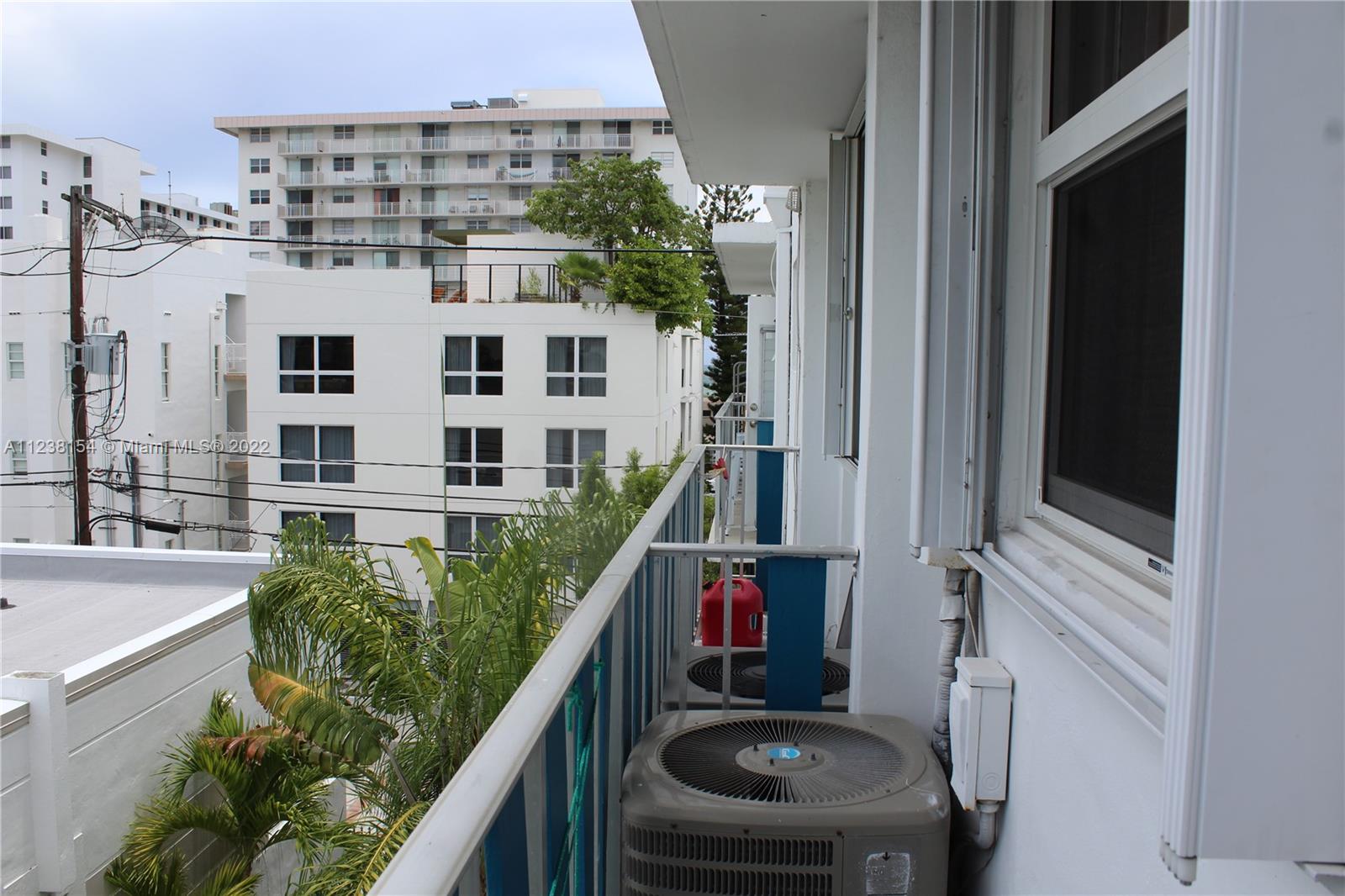 335 Collins Ave # 403