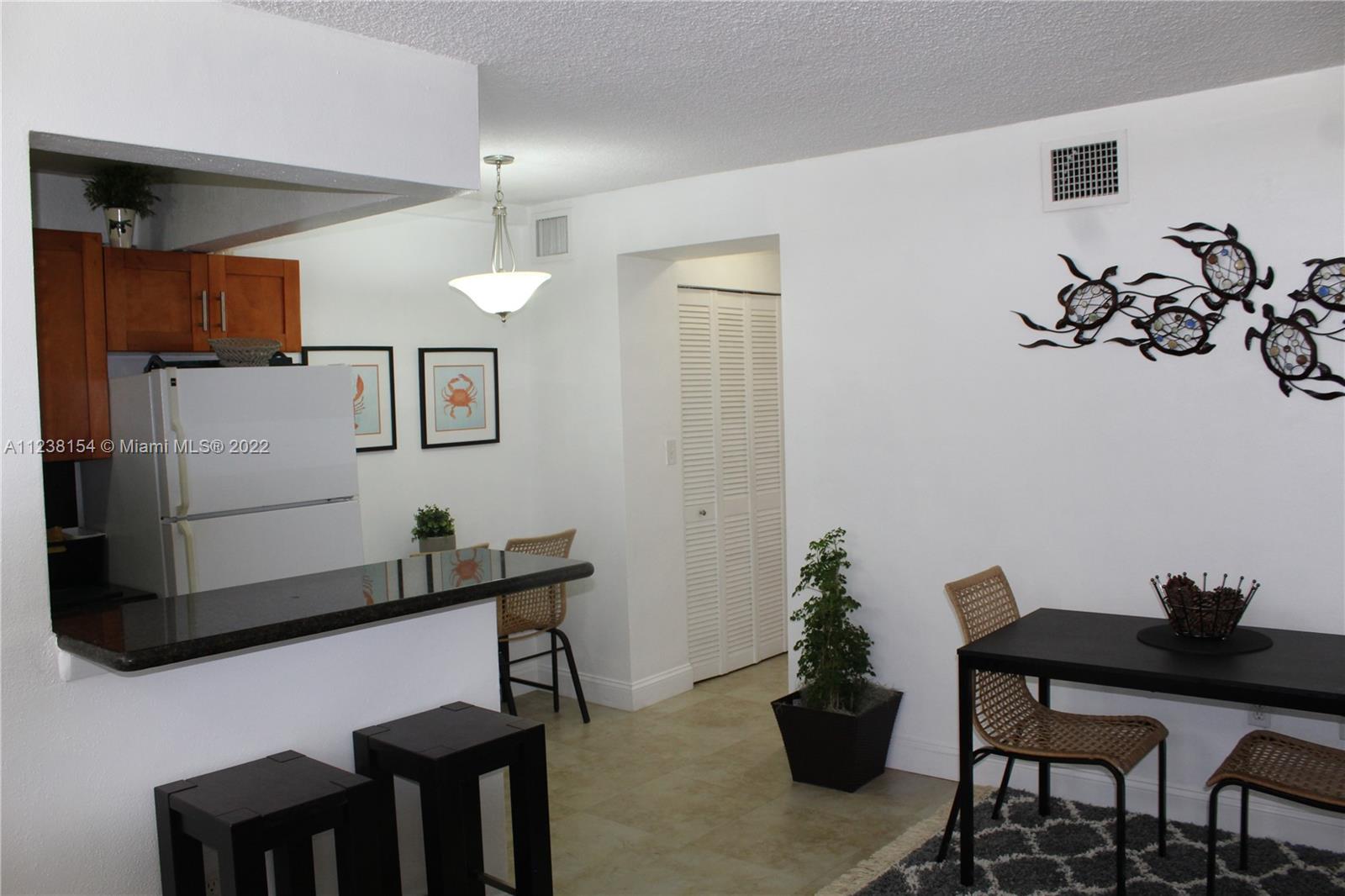 335 Collins Ave # 403