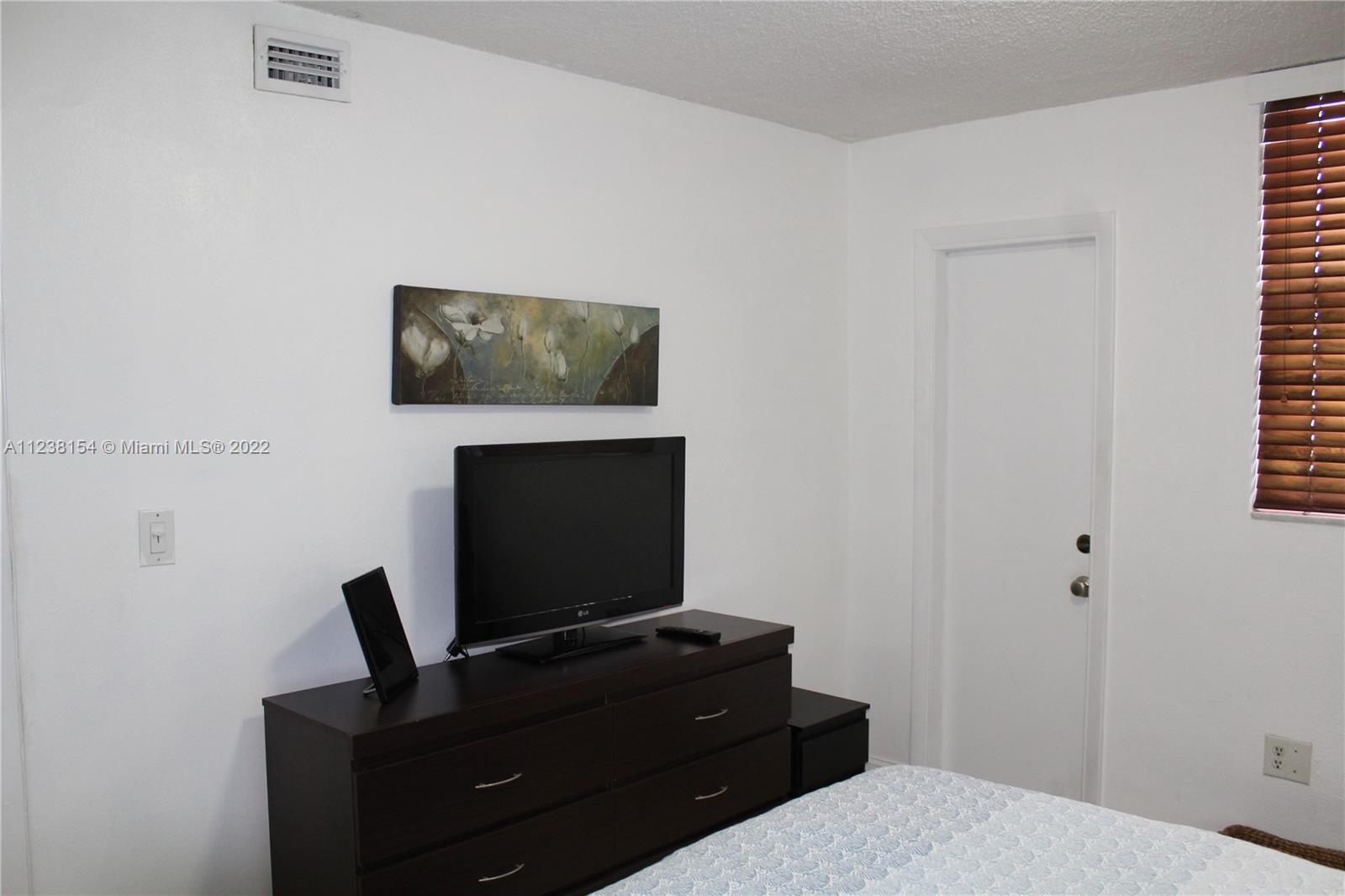 335 Collins Ave # 403