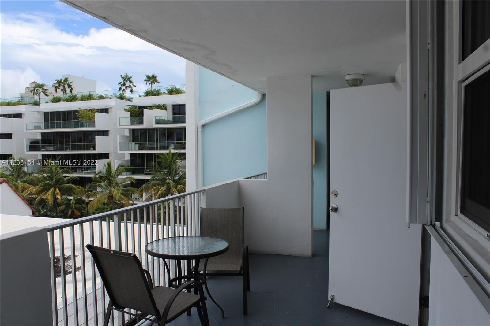 335 Collins Ave # 403