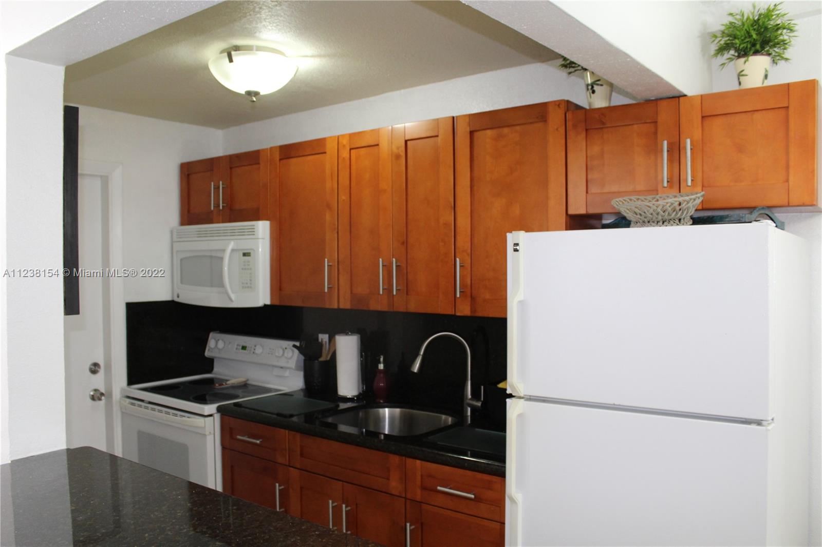 335 Collins Ave # 403