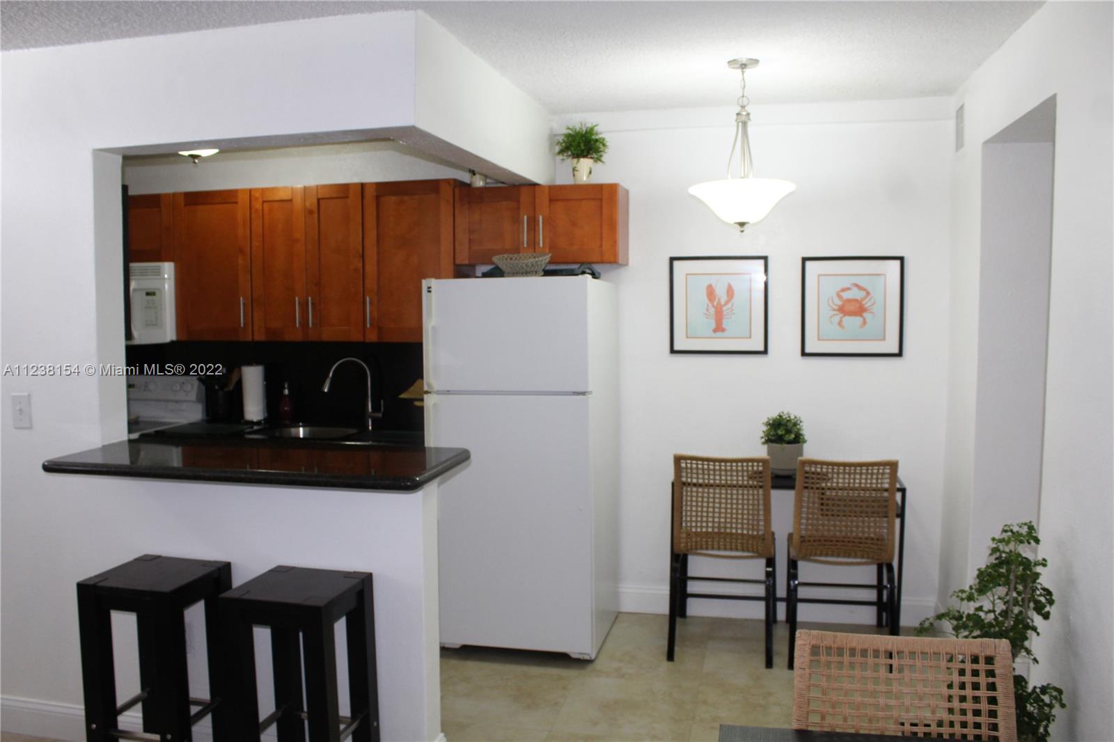 335 Collins Ave # 403