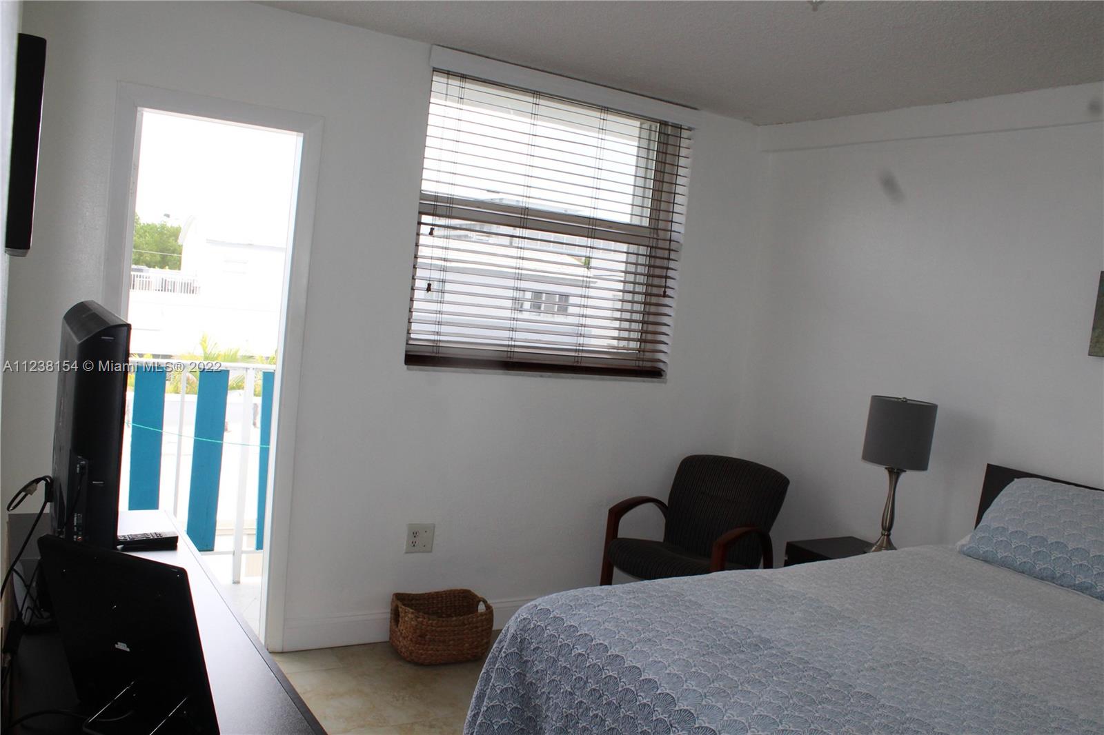 335 Collins Ave # 403
