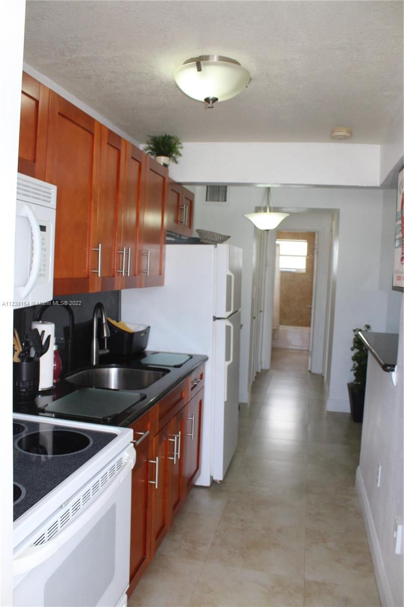 335 Collins Ave # 403