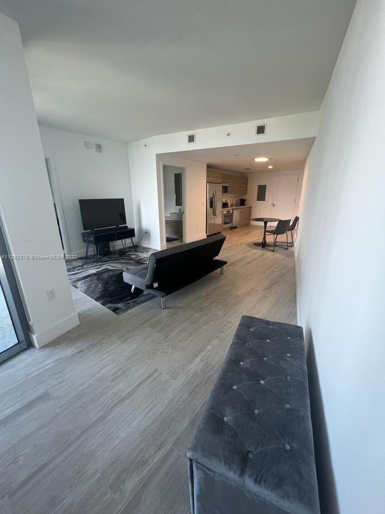 121 NE 34th St # 2014