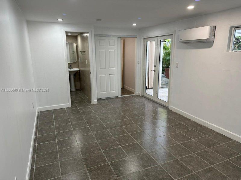 6810 SW 70th Ave