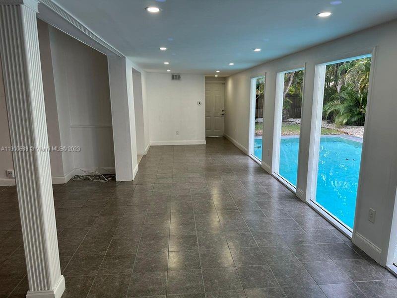 6810 SW 70th Ave