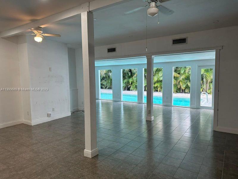 6810 SW 70th Ave