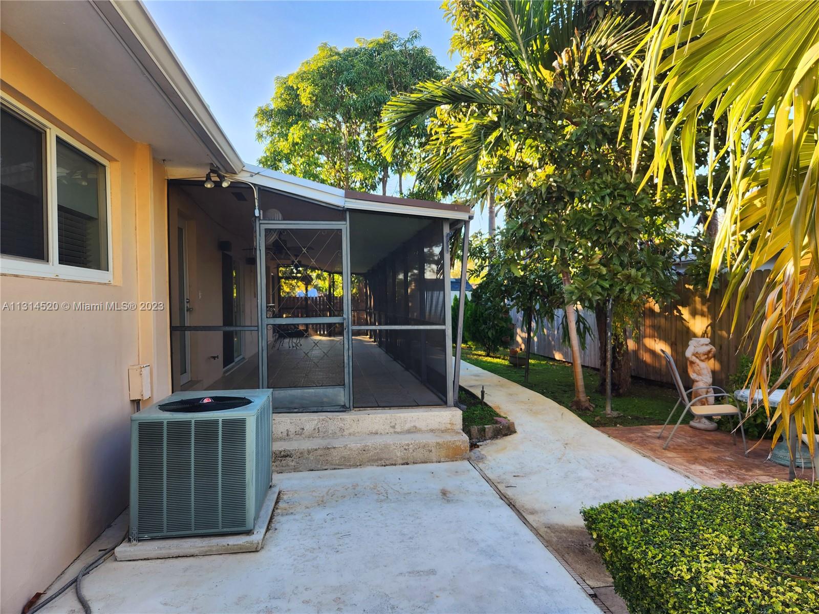 8645 SW 47th Ter