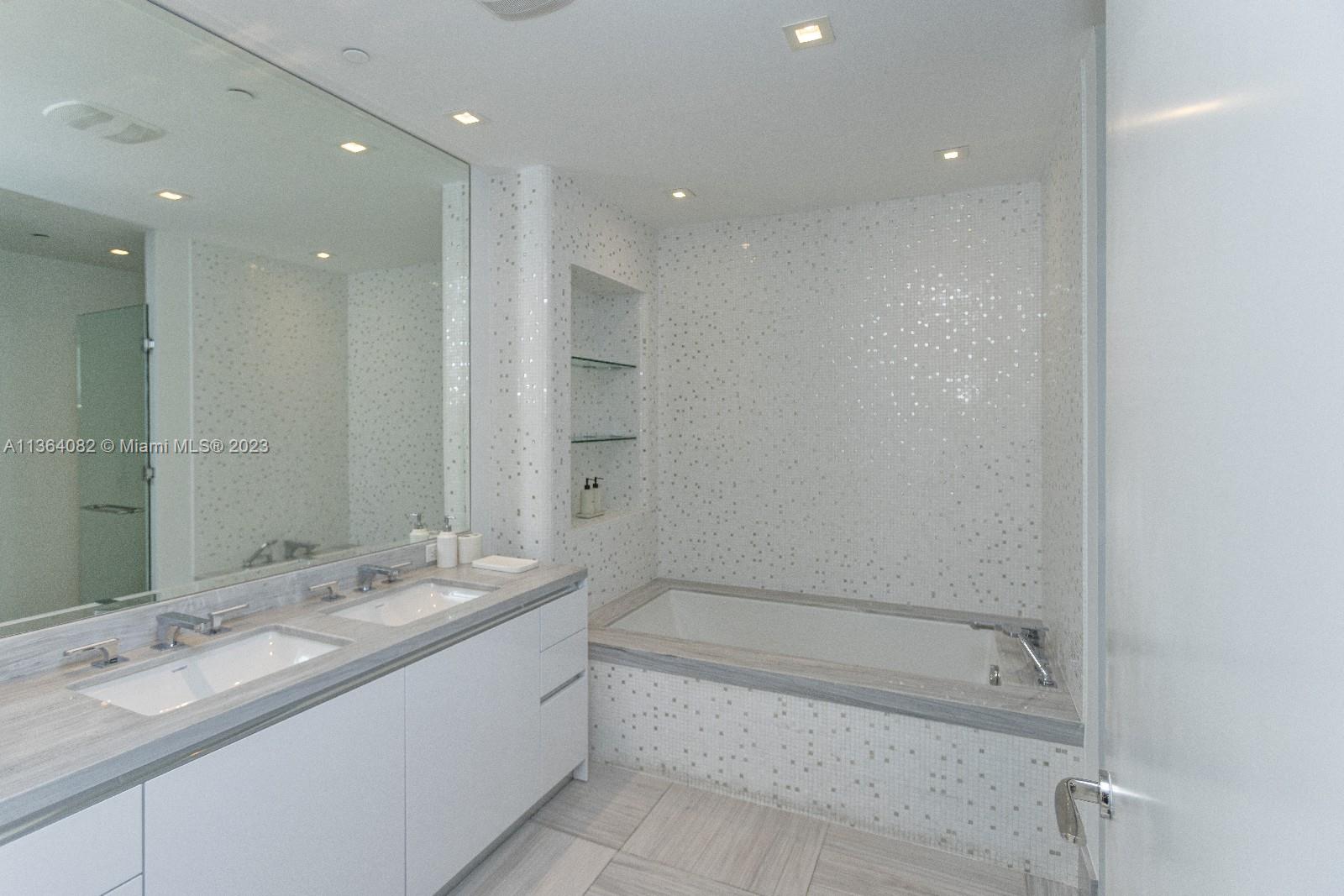 16901 Collins Ave # 1002