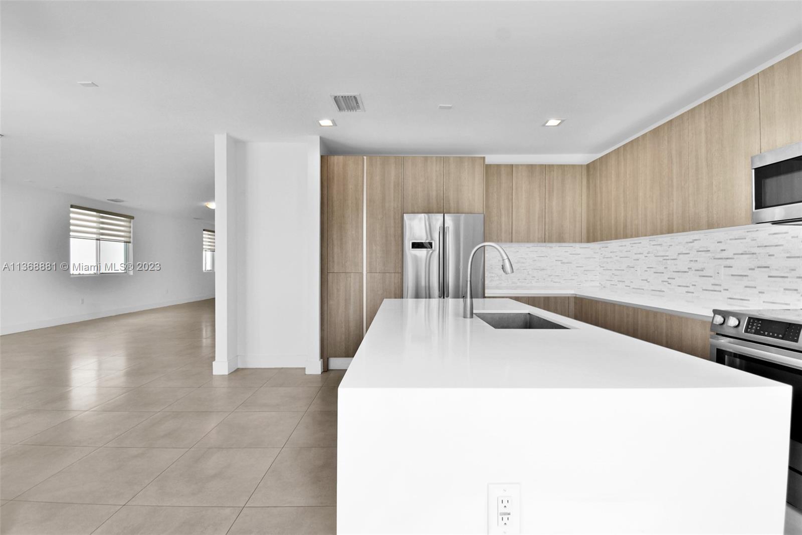 10350 NW 68th Ter