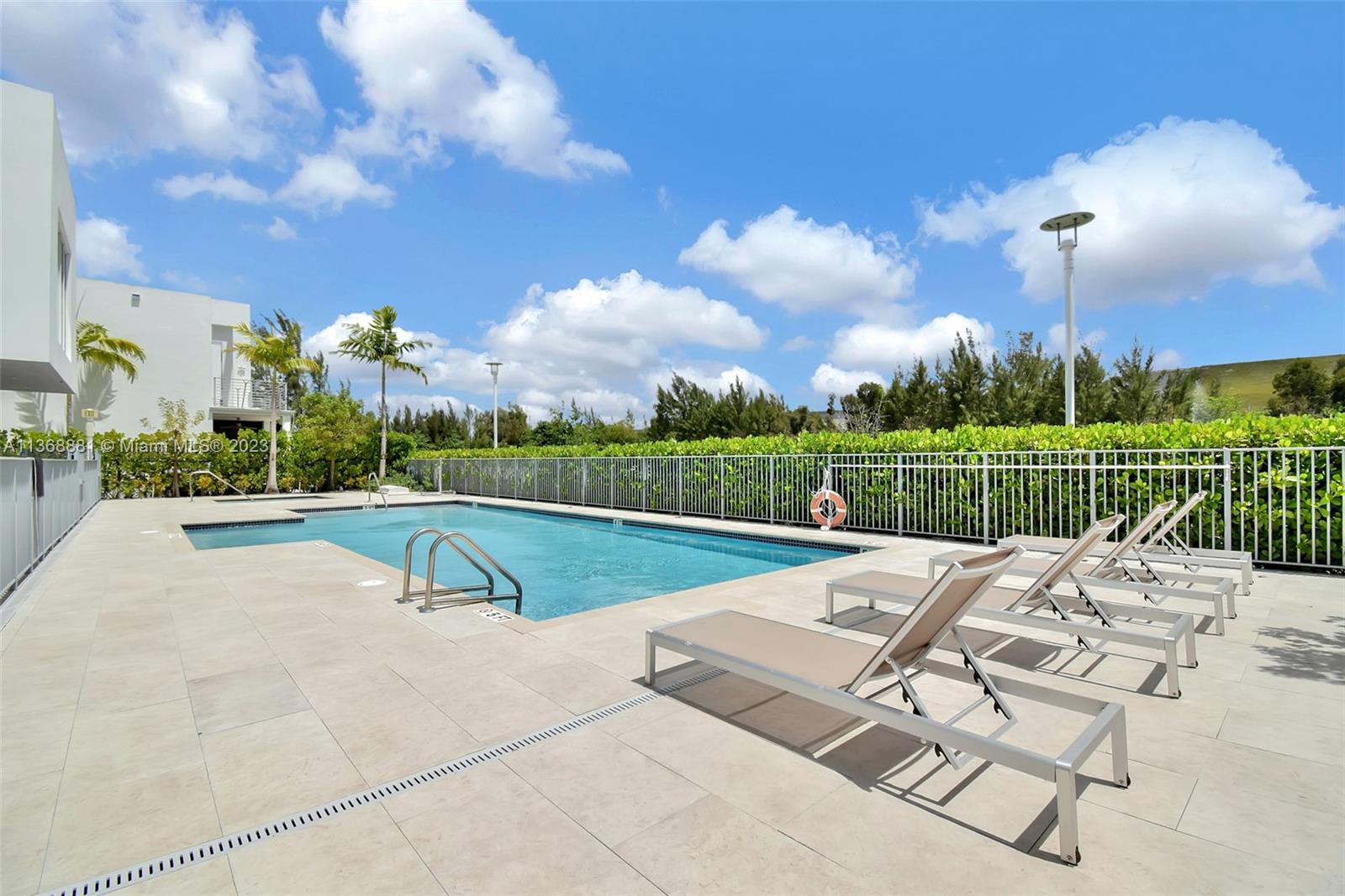 10350 NW 68th Ter