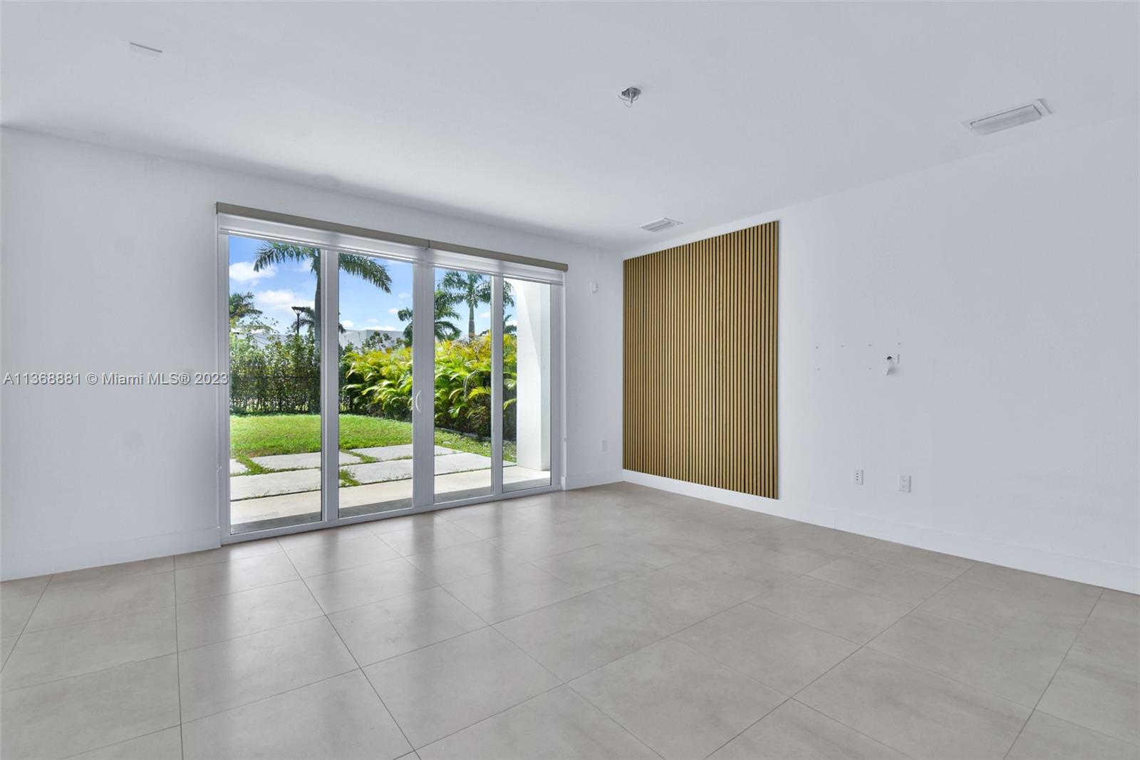10350 NW 68th Ter