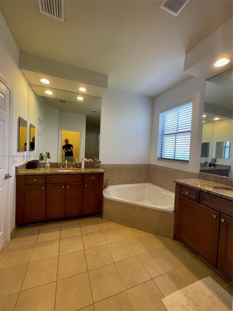 10072 NW 87th Ter