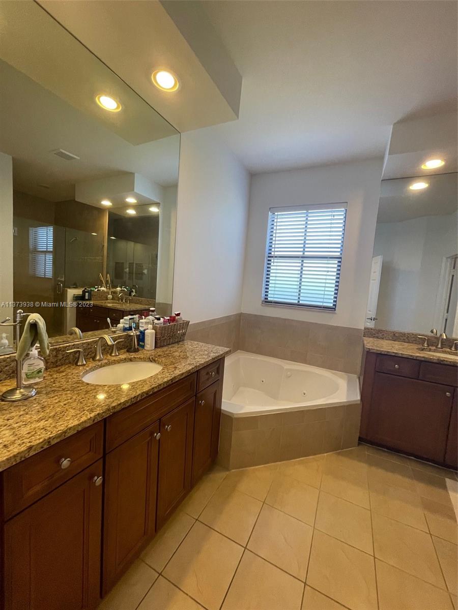 10072 NW 87th Ter