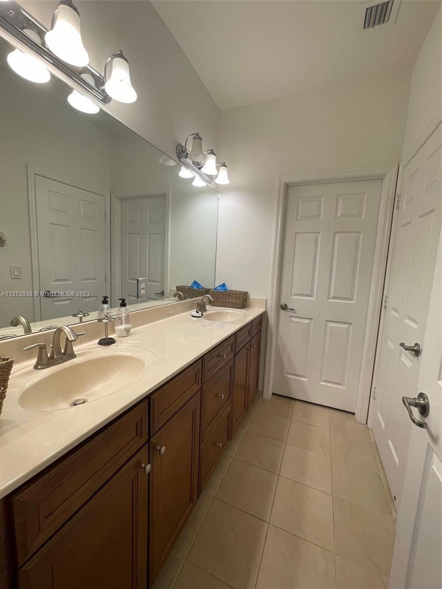 10072 NW 87th Ter