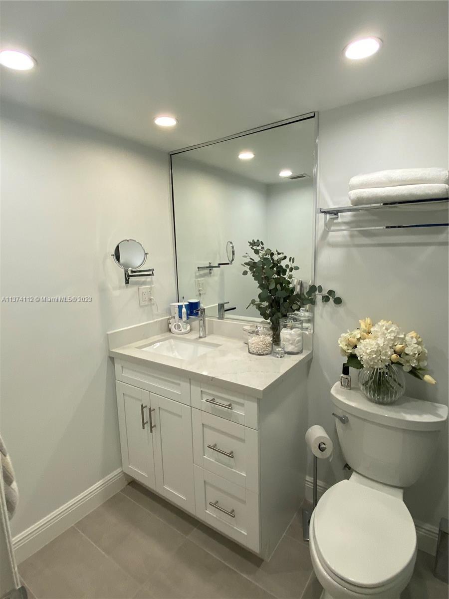 90 Edgewater Dr # 210