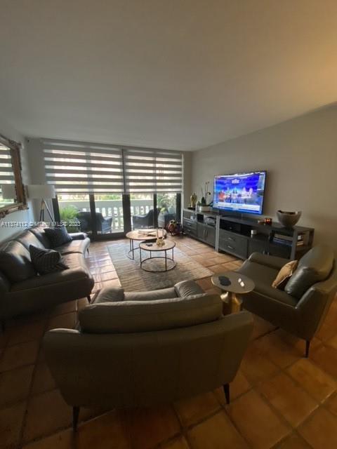 90 Edgewater Dr # 210