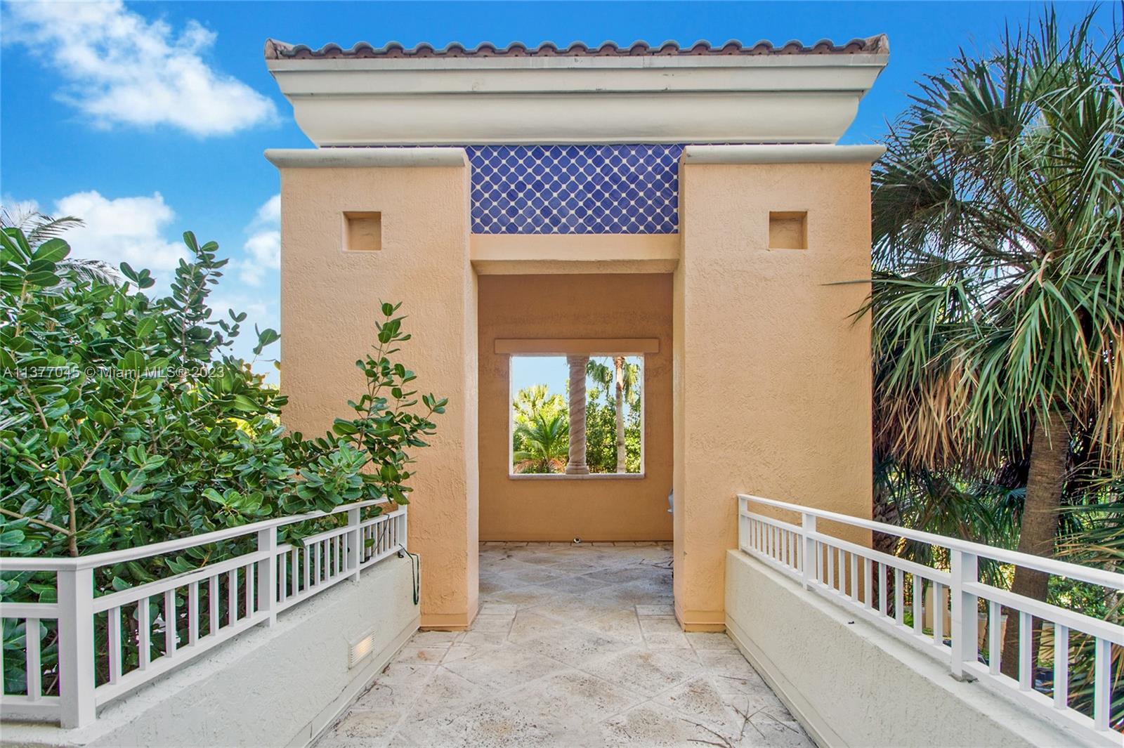 791 Crandon Blvd # 206