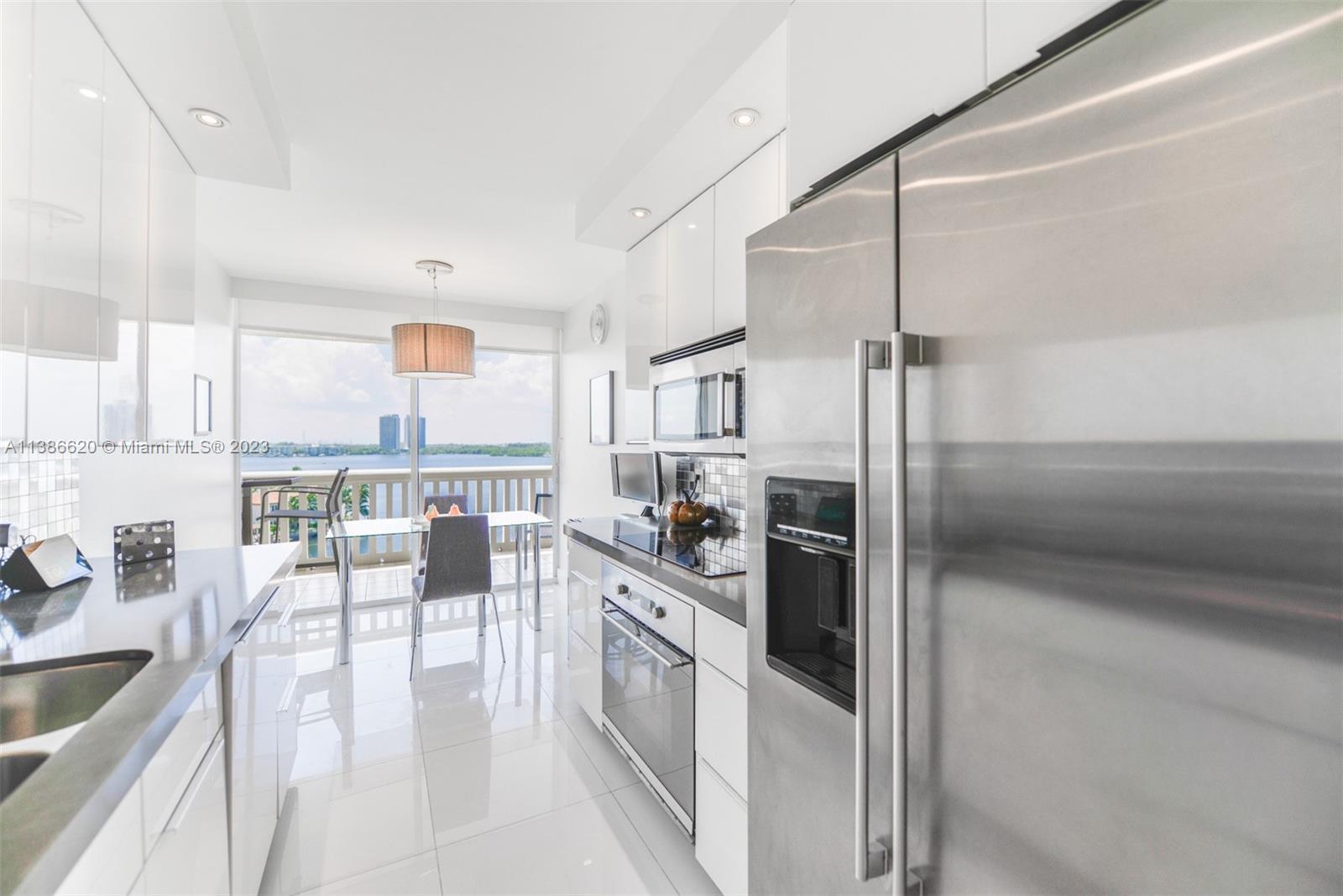 1000 W Island Blvd # 812