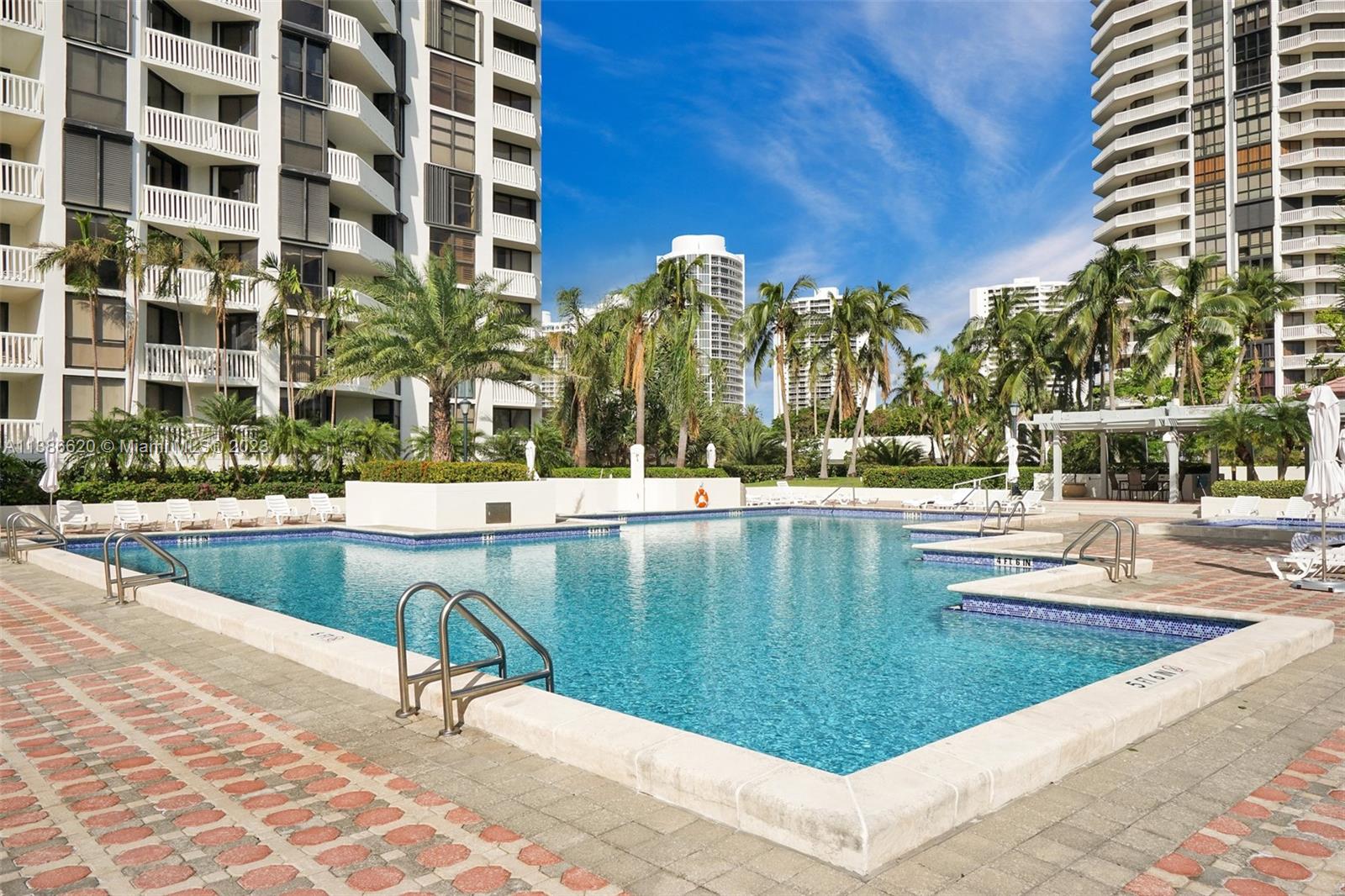 1000 W Island Blvd # 812