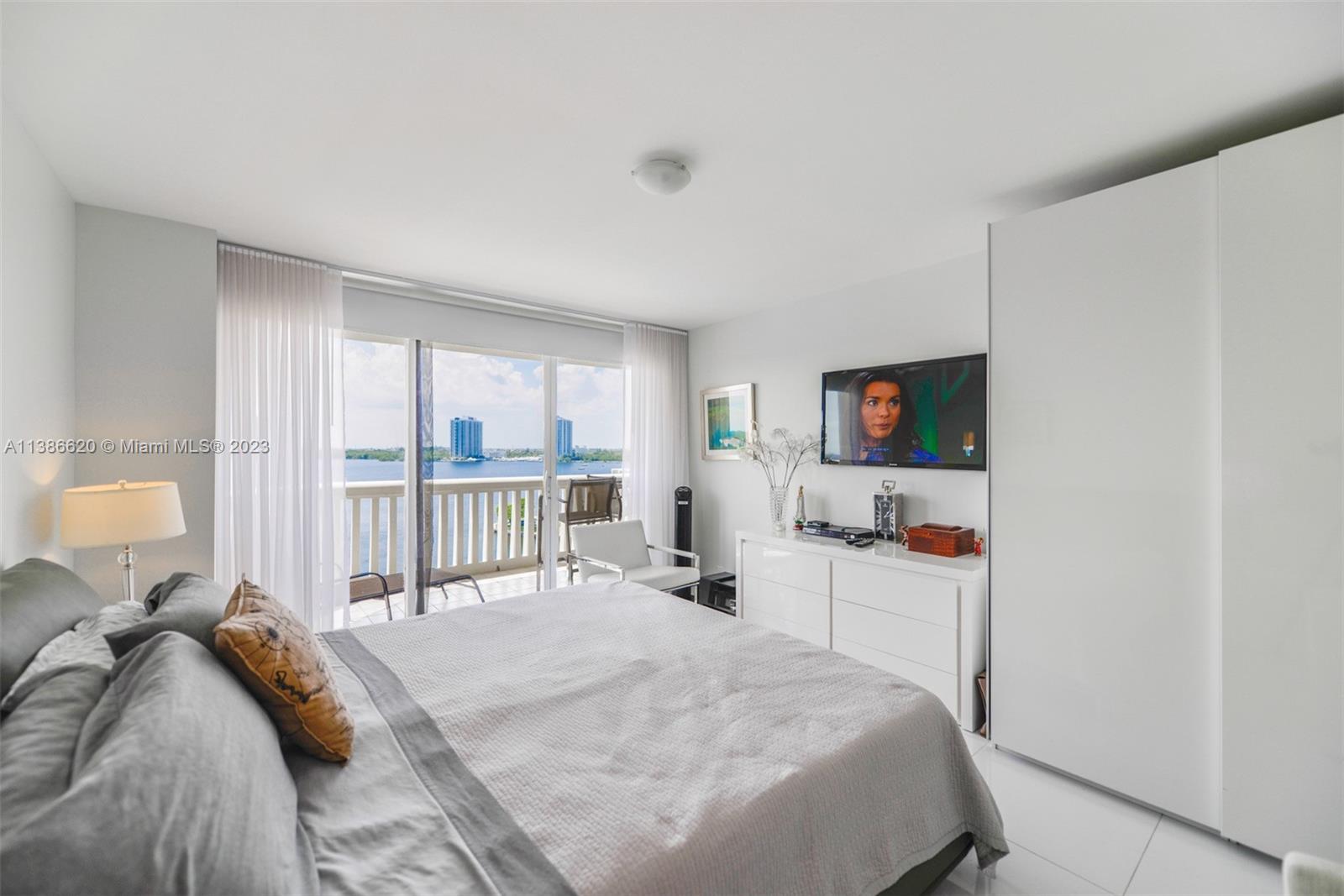 1000 W Island Blvd # 812