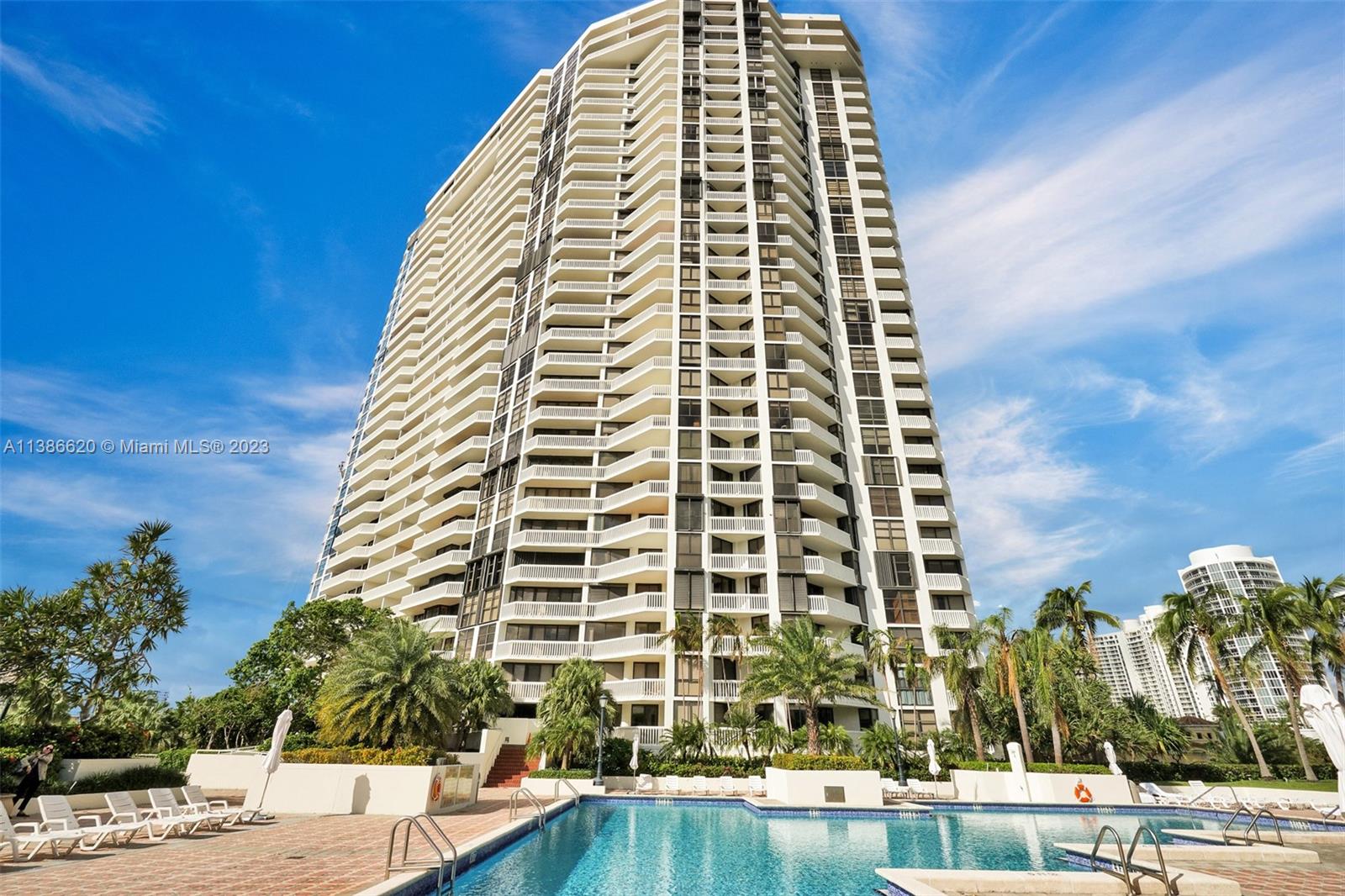 1000 W Island Blvd # 812