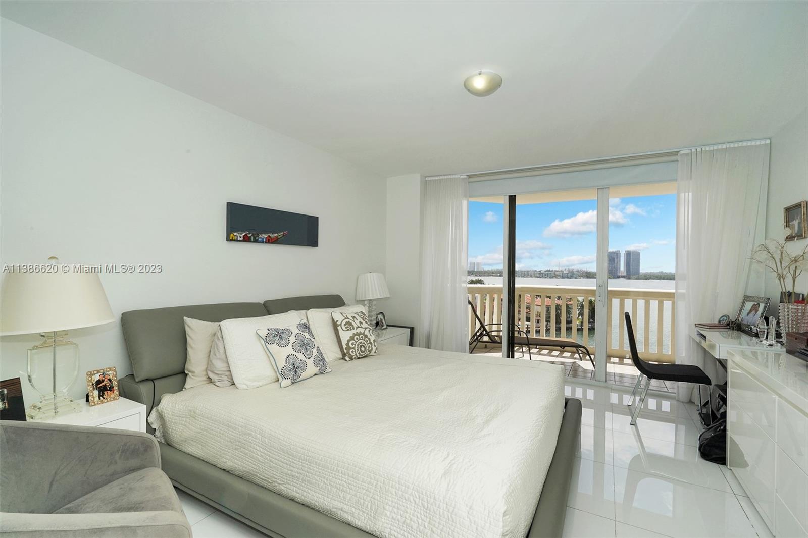 1000 W Island Blvd # 812
