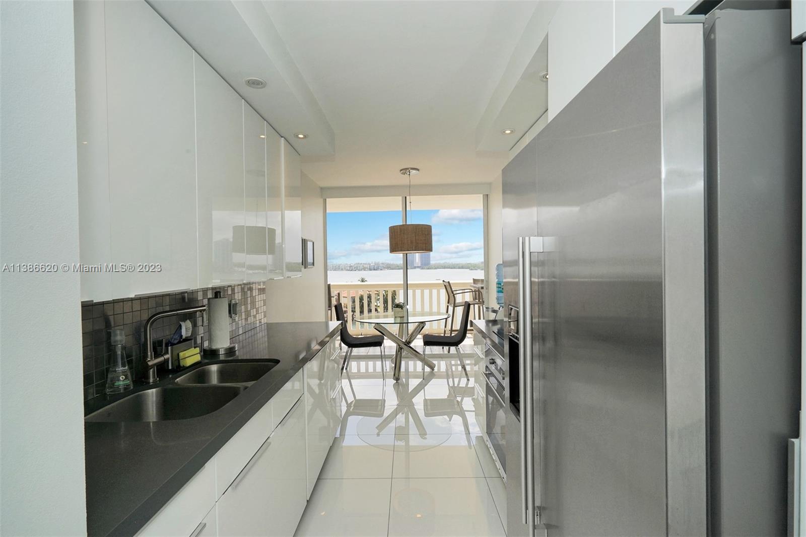 1000 W Island Blvd # 812