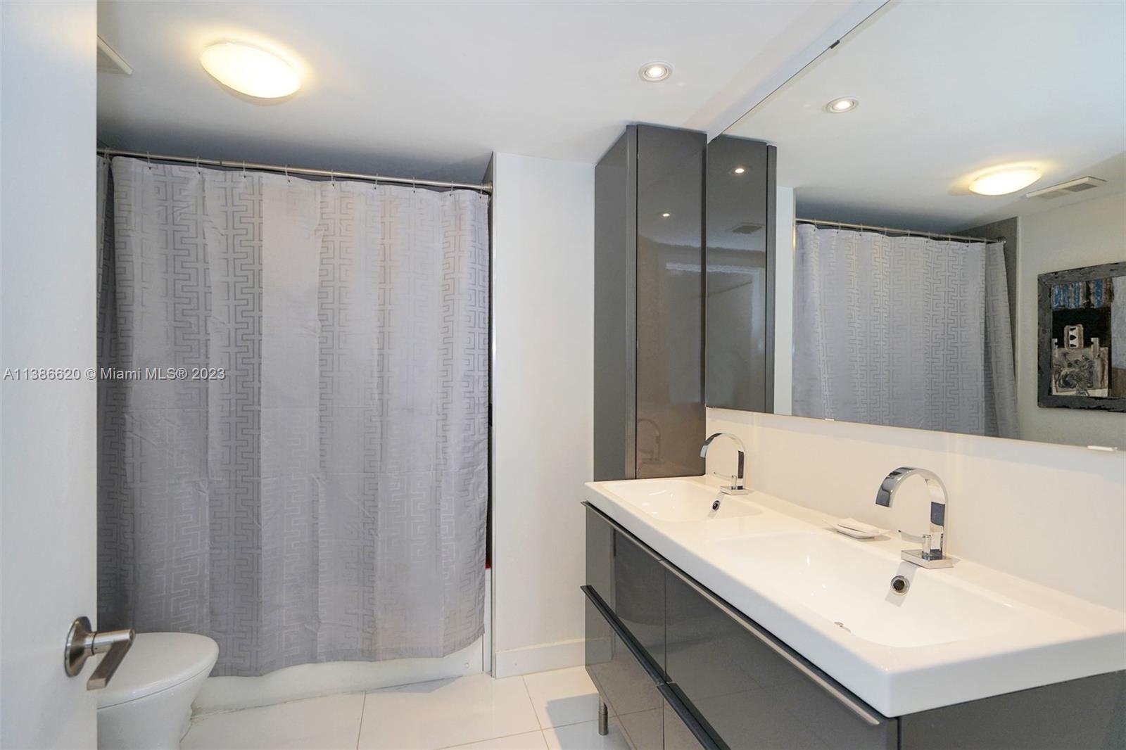 1000 W Island Blvd # 812