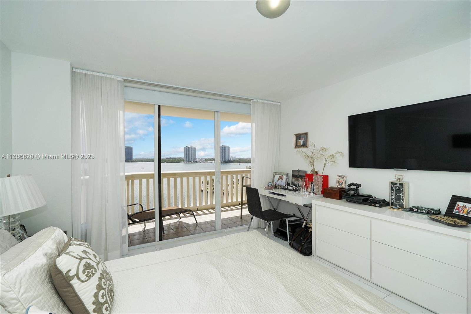 1000 W Island Blvd # 812