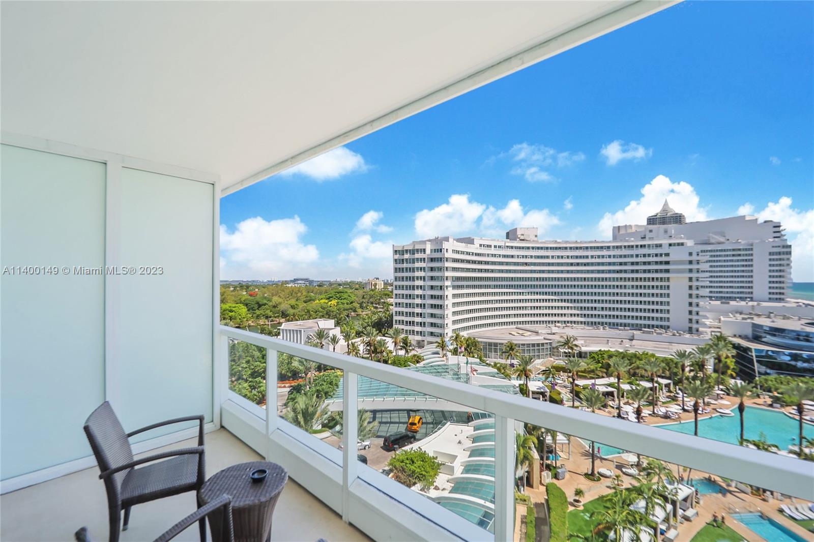 4391 Collins Ave # 906