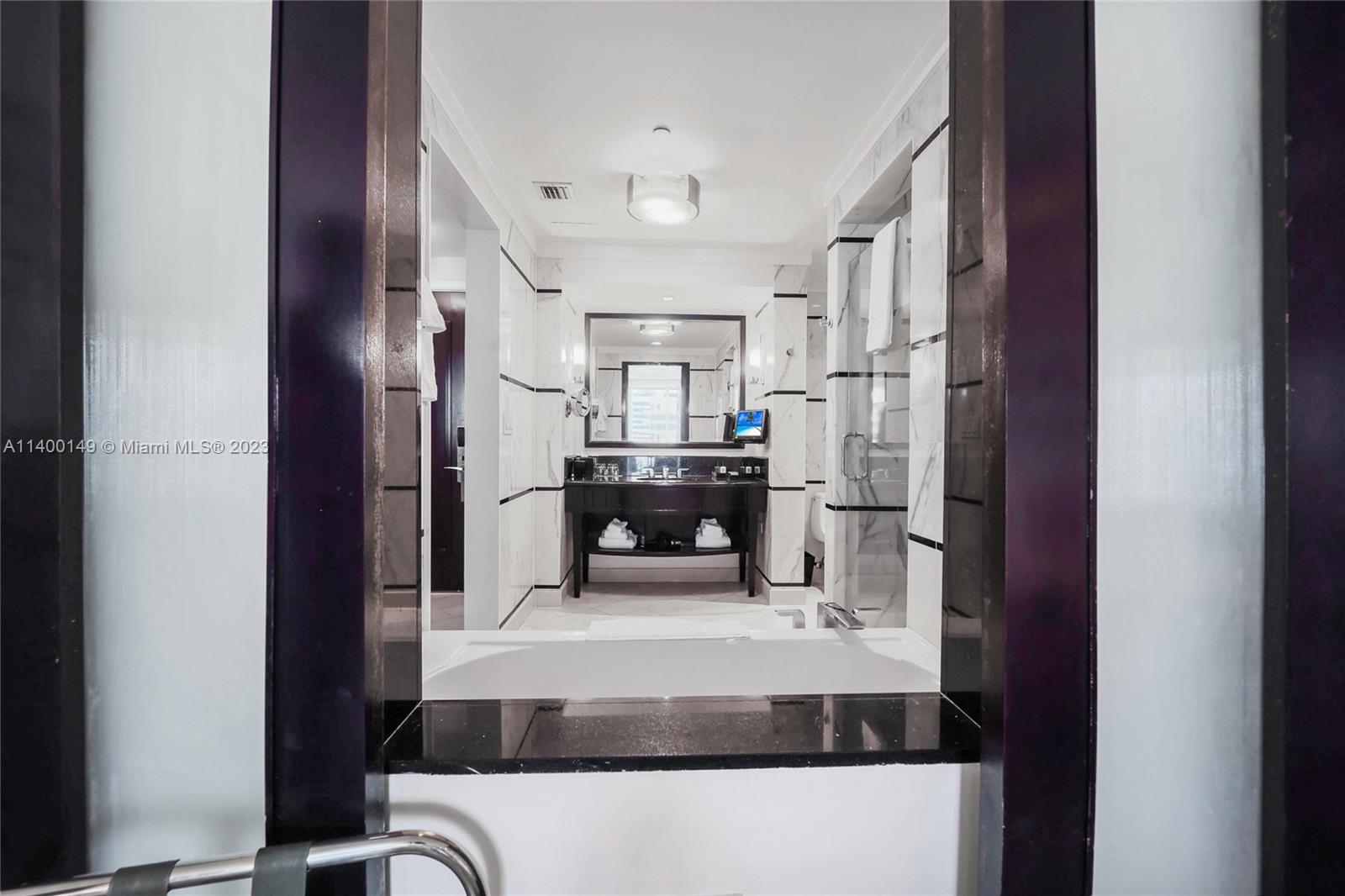 4391 Collins Ave # 906