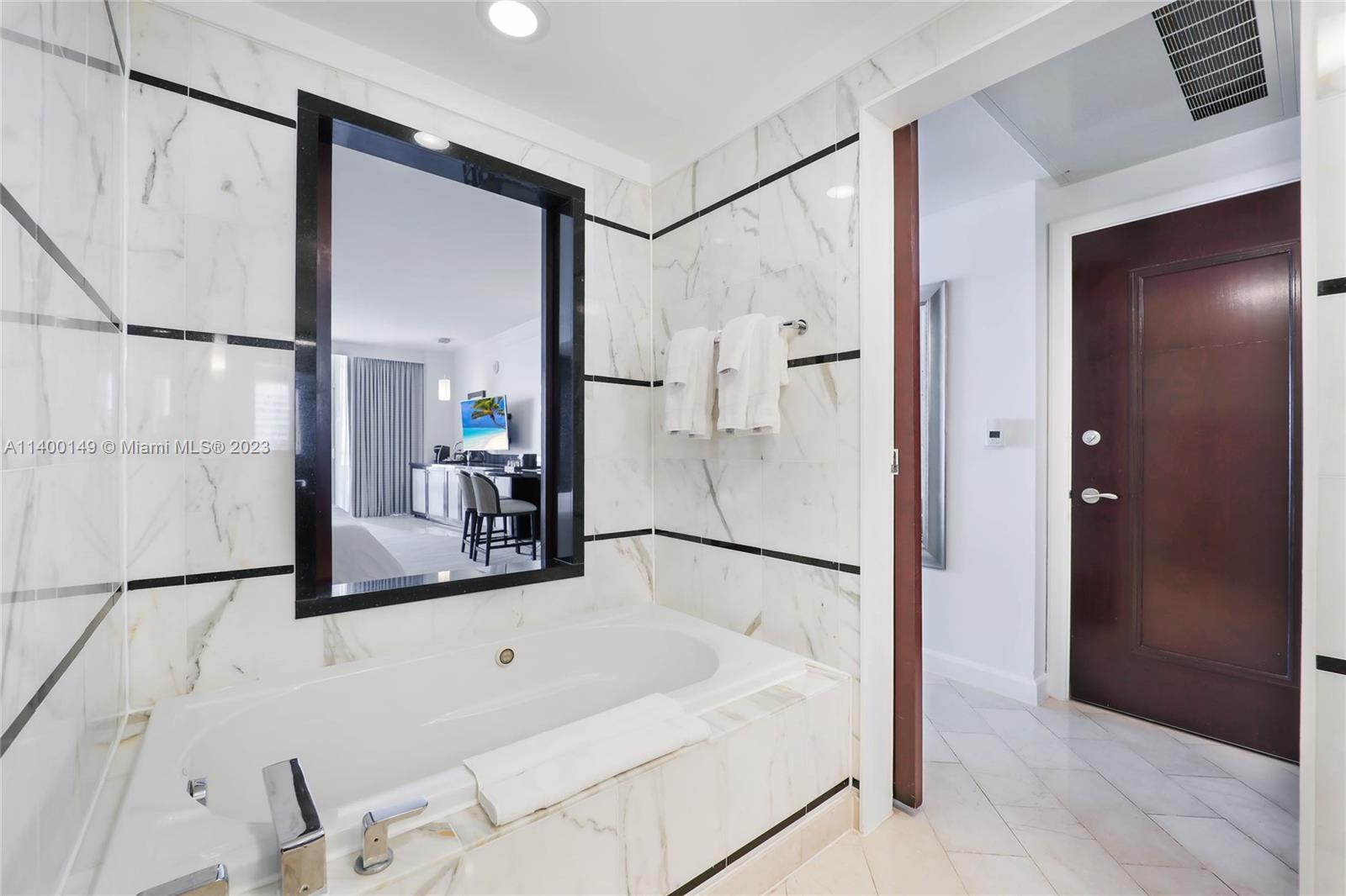 4391 Collins Ave # 906
