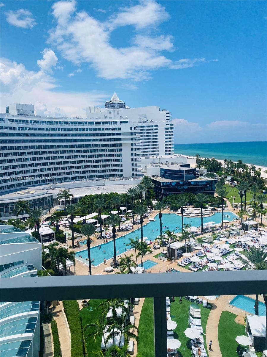 4391 Collins Ave # 906