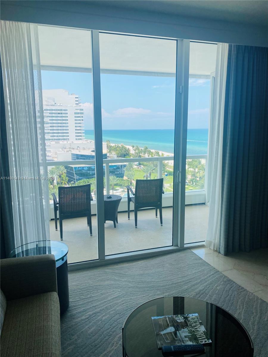 4391 Collins Ave # 906