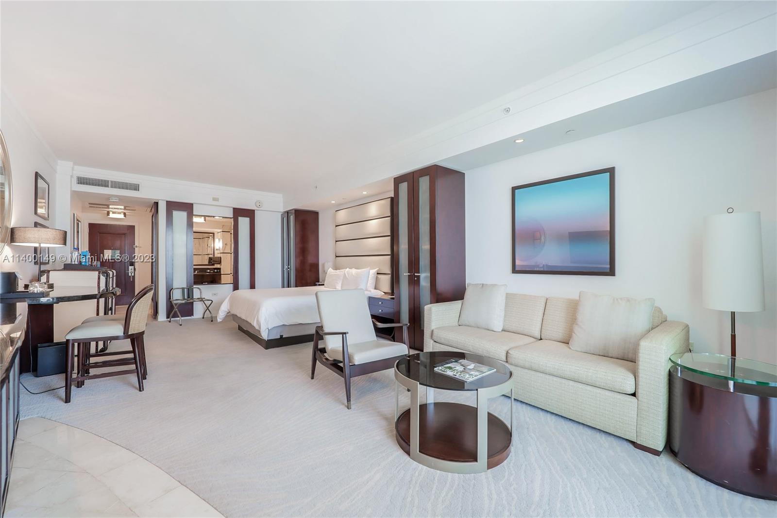 4391 Collins Ave # 906
