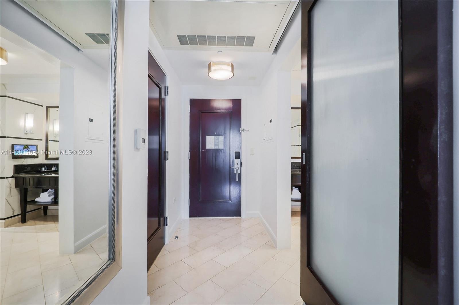 4391 Collins Ave # 906